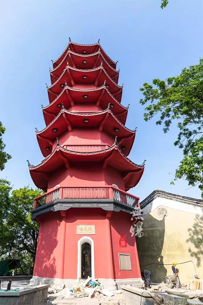 随便问一个老无锡,他们心目中的城市地标,十有八九会马上说出龙光塔.