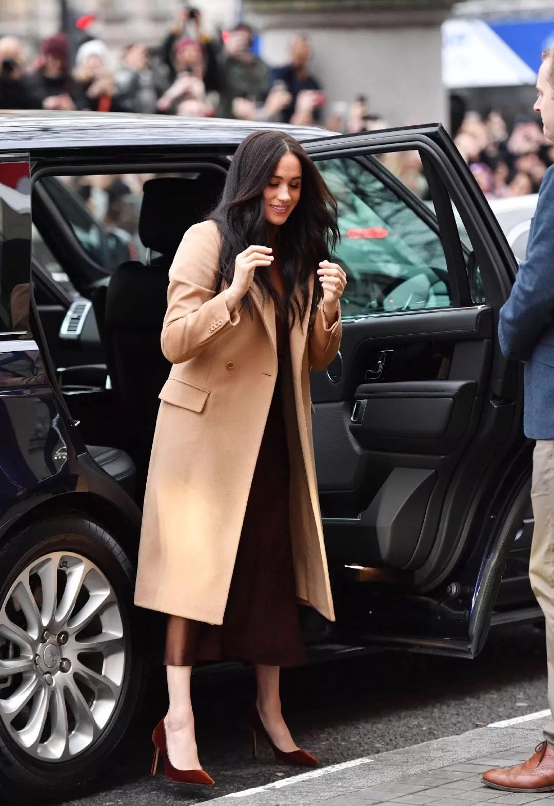 梅根王妃终于亮相,丝绸裙配大衣秀"神仙脚踝",衣品稳赢凯特