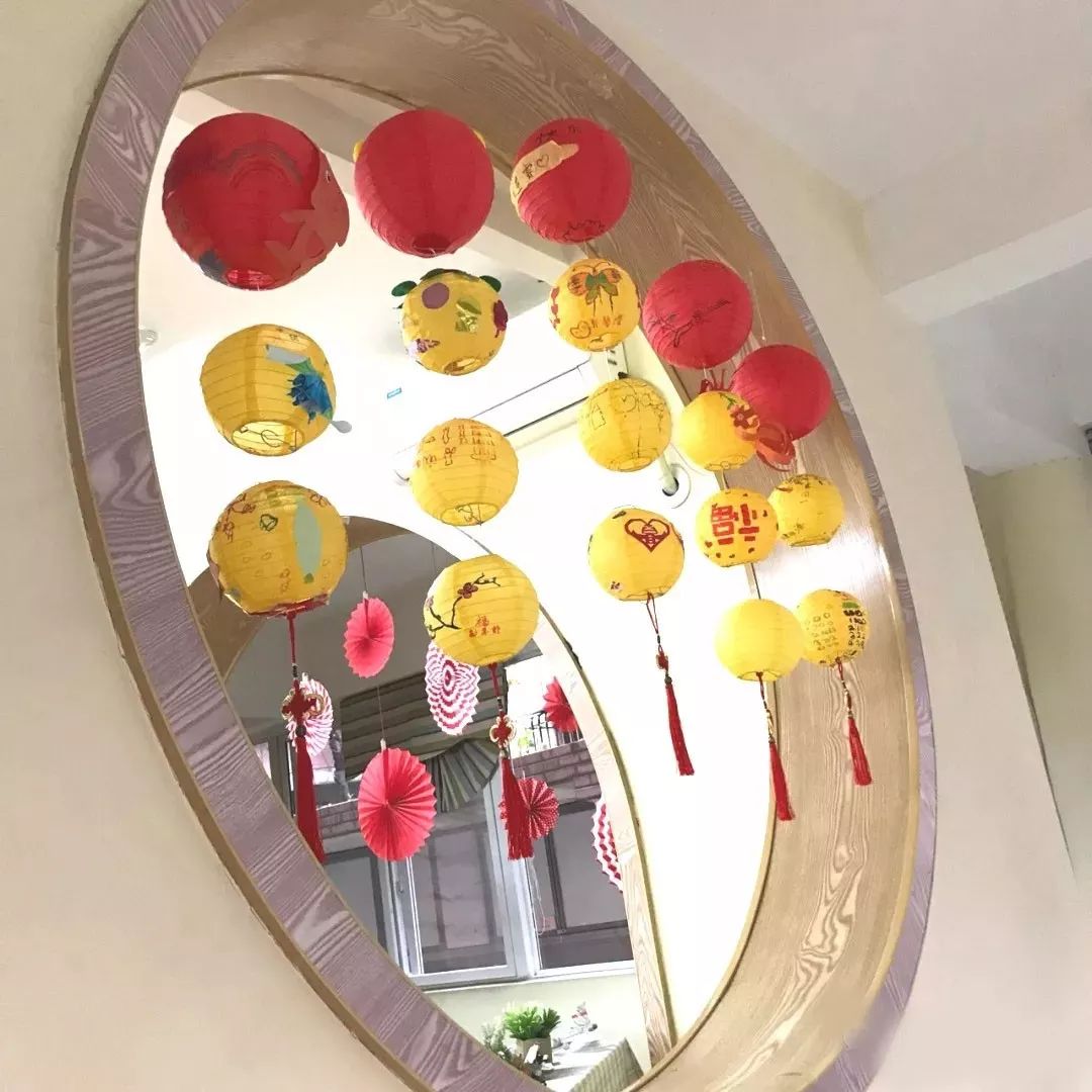 红红火火的新年吊饰布置,整个幼儿园一片热闹气氛