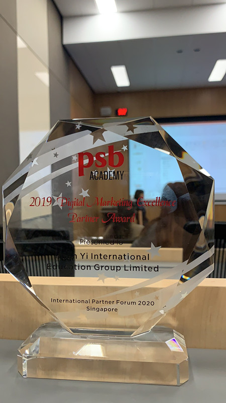 立思辰留学广州子公司郭亮老师,郑州子公司张书玲老师,作为公司代表