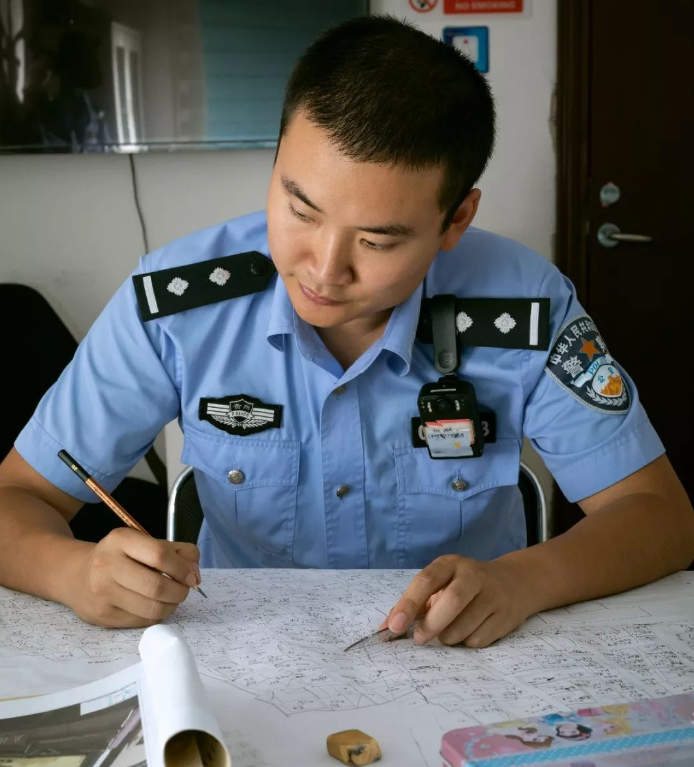 胡鹏,安顺市公安局经开区分局西航派出所南新社区的一名社区民警,先后
