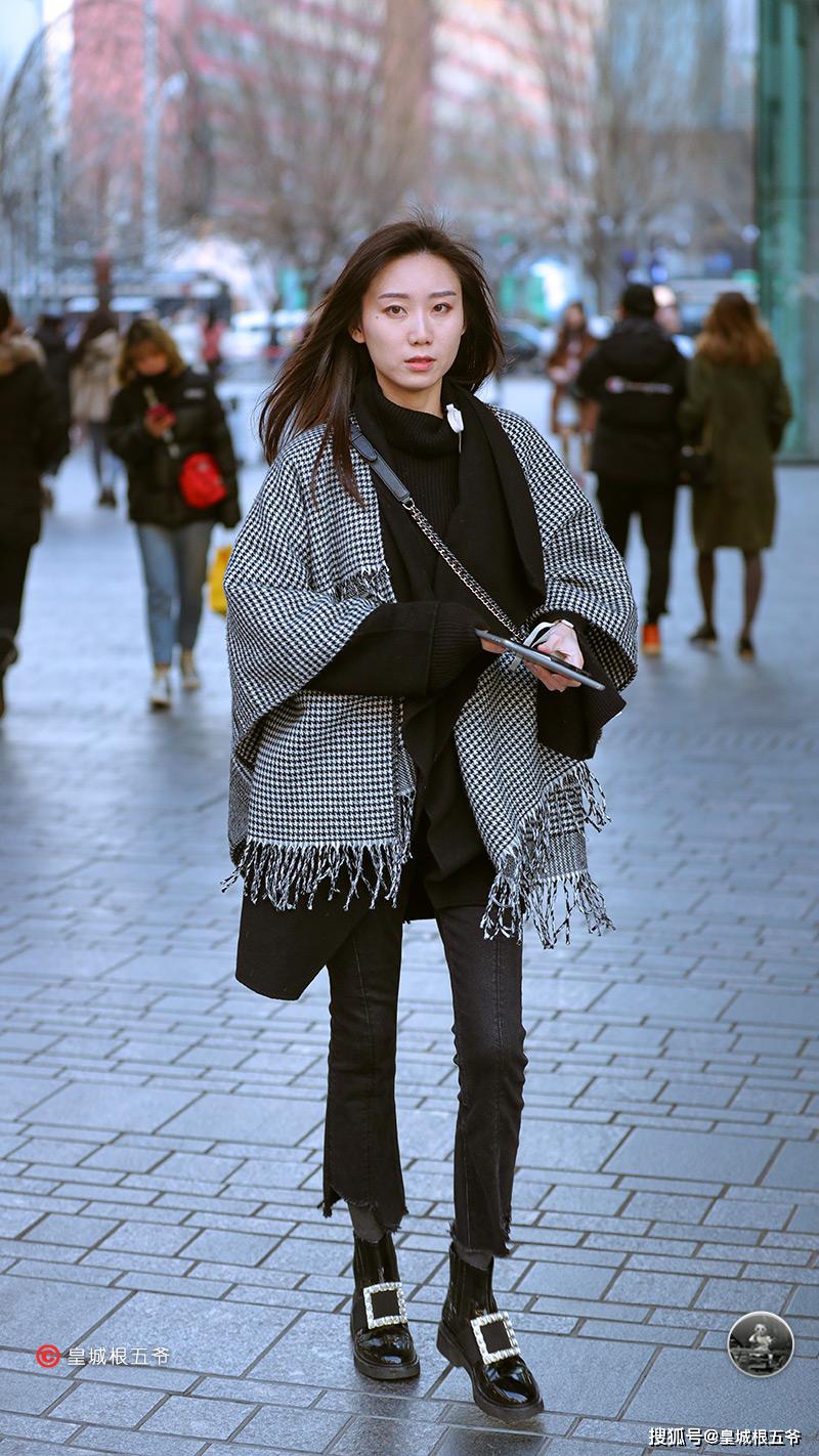街拍:日常生活中的穿搭,越简单越时髦,时髦简单的穿搭永不过时_时尚