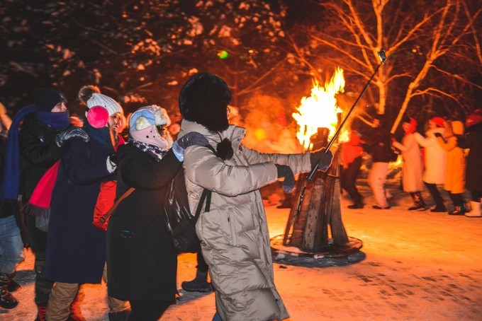 晚上在俱乐部的门口,还会举办一场热闹非凡的篝火晚会,人们围成一团