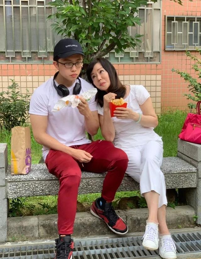 曾艳惊四座,她脚踹蓝洁瑛惹人厌,今为儿操碎心被嘲"报应不爽"_狄莺