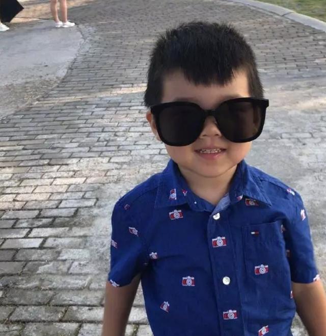 37岁王仕鹏一家人有多幸福儿子戴墨镜帅气妻子手臂纹身吸睛