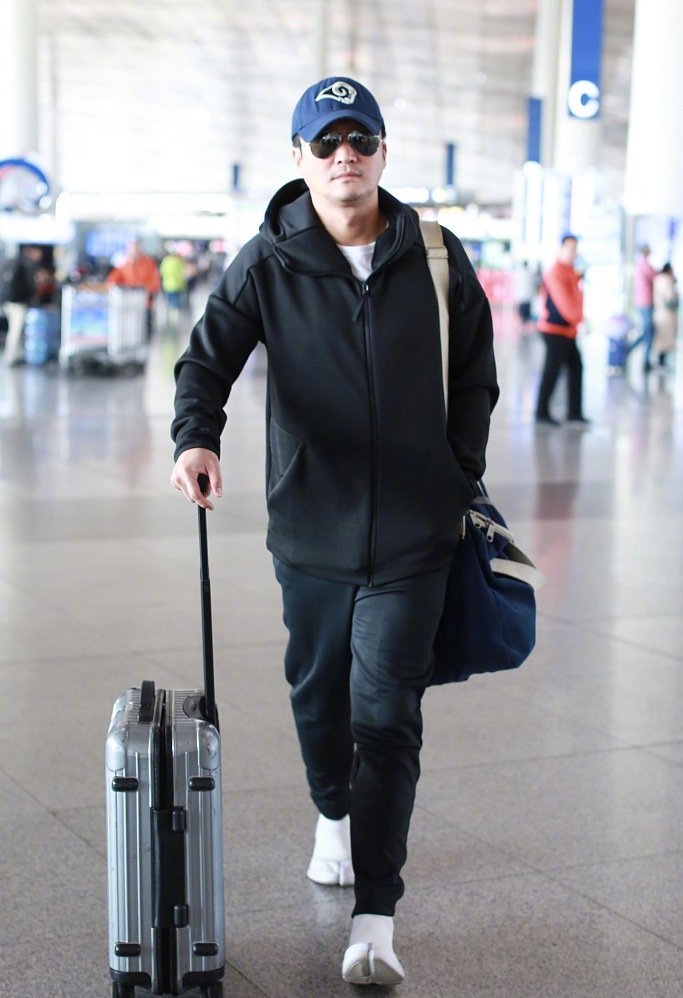 原创吴京要打破人形立牌与妻合拍武打架势很实在铁憨憨笑容抢镜