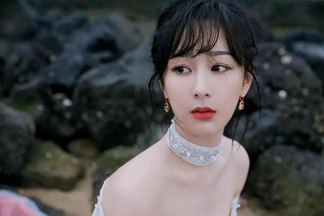 杨幂和杨紫撞衫,肖战和李现撞衫,2019年最火爱豆穿衣差距在哪?