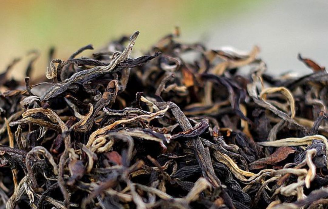 在冬天胃容易不舒服,冰瓜果吃太多感到不适的人,可以红茶酌加黑糖