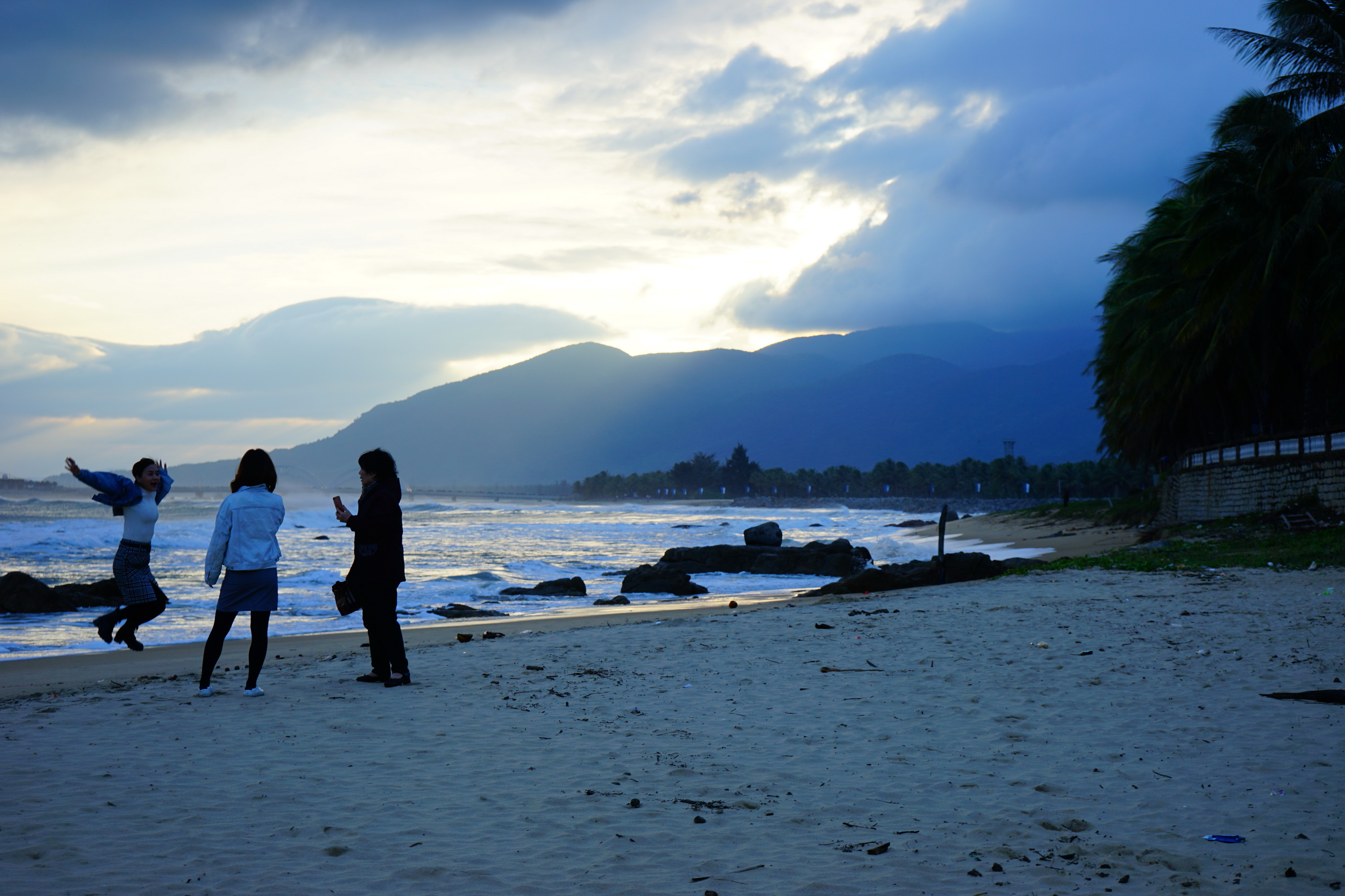 衝浪勝地——日月灣,衝浪達人聚集,海南萬寧必遊