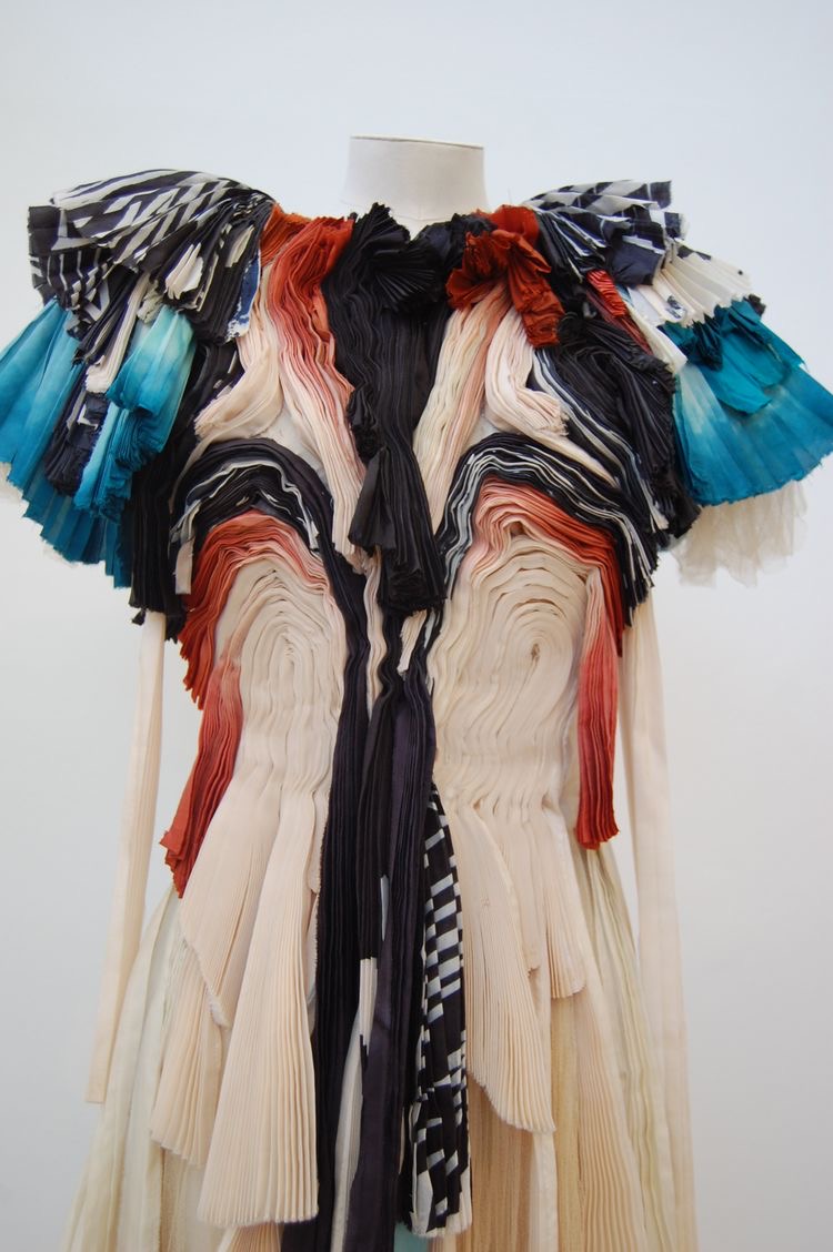 分享-服装中层层叠叠的褶皱设计