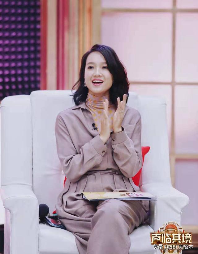 朱丹录制声临其境穿连体裤精致干练搭微卷短发气质出众