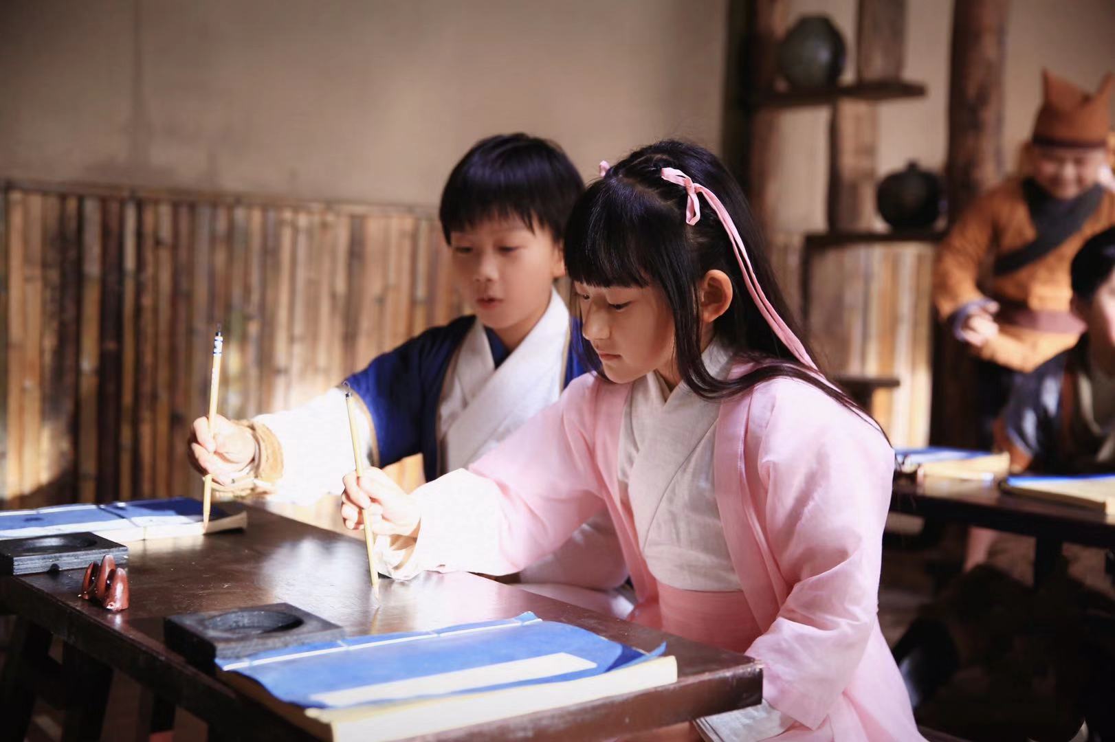 黄子韬"爱女"曹博轩初挑大梁 整个娱乐圈都在等她长大