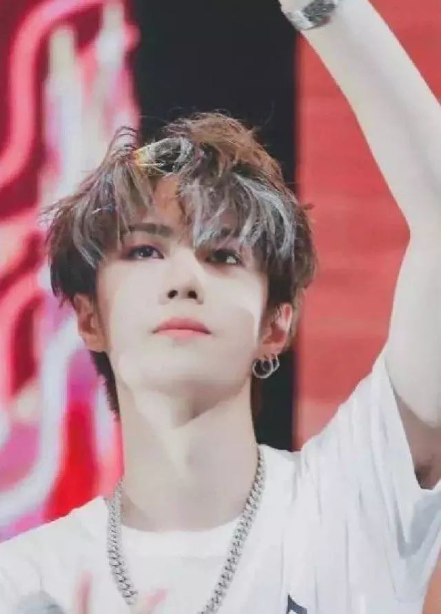 有种意外叫王一博化"桃花妆",本以为很娘,效果却让女粉尖叫