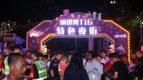 地标引领!探寻南昌铜锣湾夜市里惠福莱移动店车身影