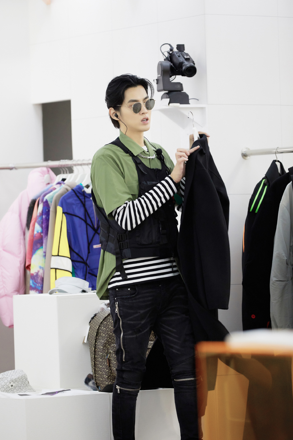 潮流合伙人潮流变装秀来袭机能工装马甲小凡勇闯鬼屋