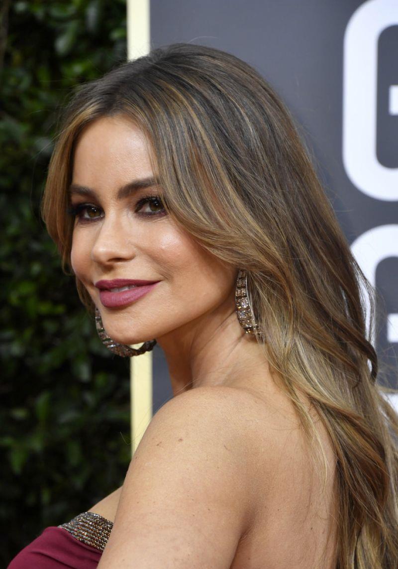 女星sofiavergara身穿紫色抹胸连身裙优雅迷人亮相活动很自信