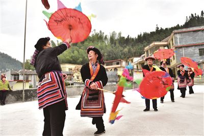 1月9日,蓝山县汇源瑶族乡湘蓝村,村民在跳瑶族伞舞