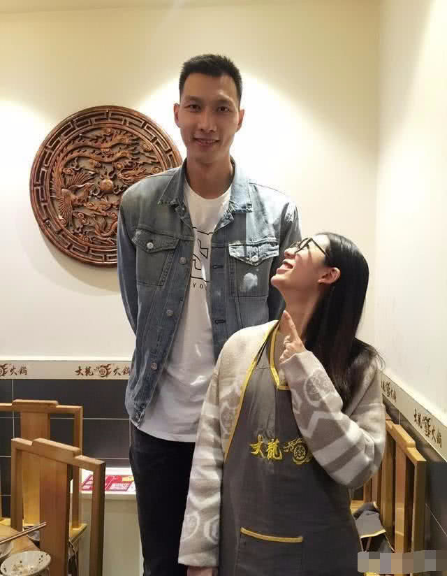 易建联太绅士,和美女合照永远手放背后,唯一只搂她,网友:榜样