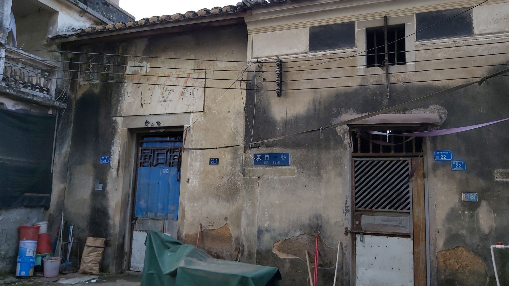 在凤岗的沥背一巷子里面,能够发现有好几栋保存完好的老建筑,看到这些