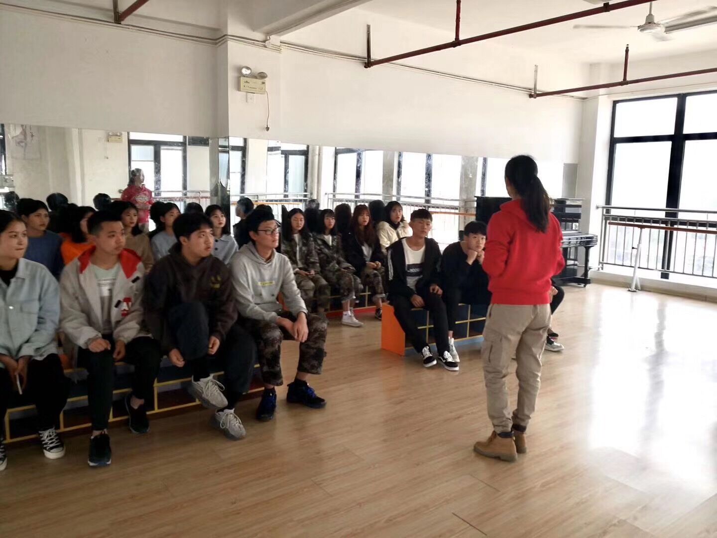 厦门荣航集团杨艳老师召开厦门市滨海工贸学校荣航订单班期末班会