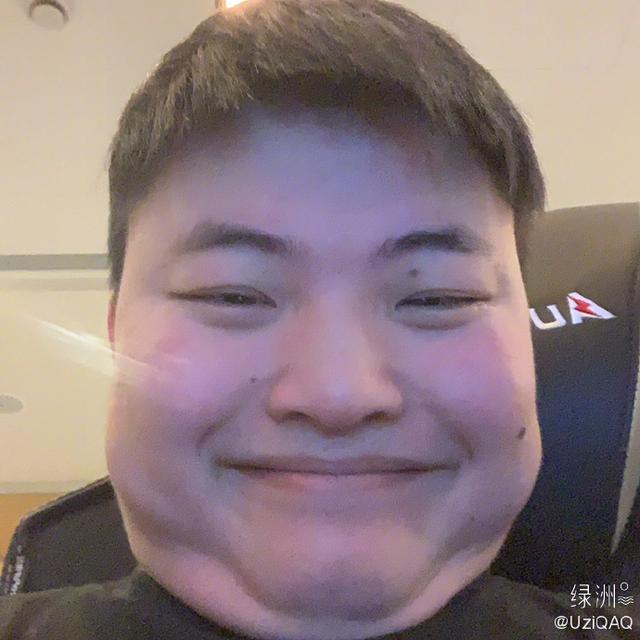 英雄联盟:uzi注册绿洲晒自拍——小简给大家倒水_微博