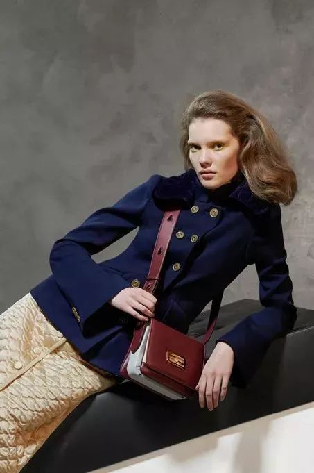 1925年芬迪品牌由阿黛勒·芬迪正式创立于罗马,专门生产高品质毛皮