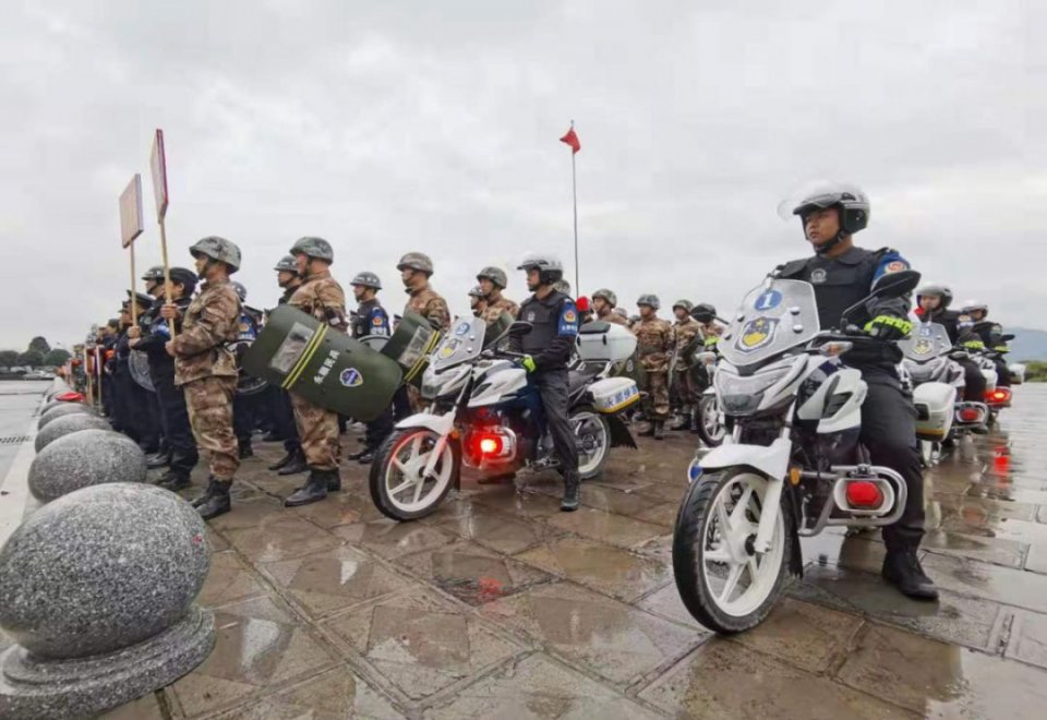 启动仪式上,县公安局巡特警大队大队长袁会焕代表全体巡逻队员表态
