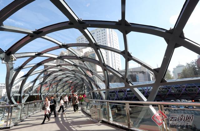 「高清组图」昆明首座环型天桥通行 市民说它是"巨型甜甜圈"