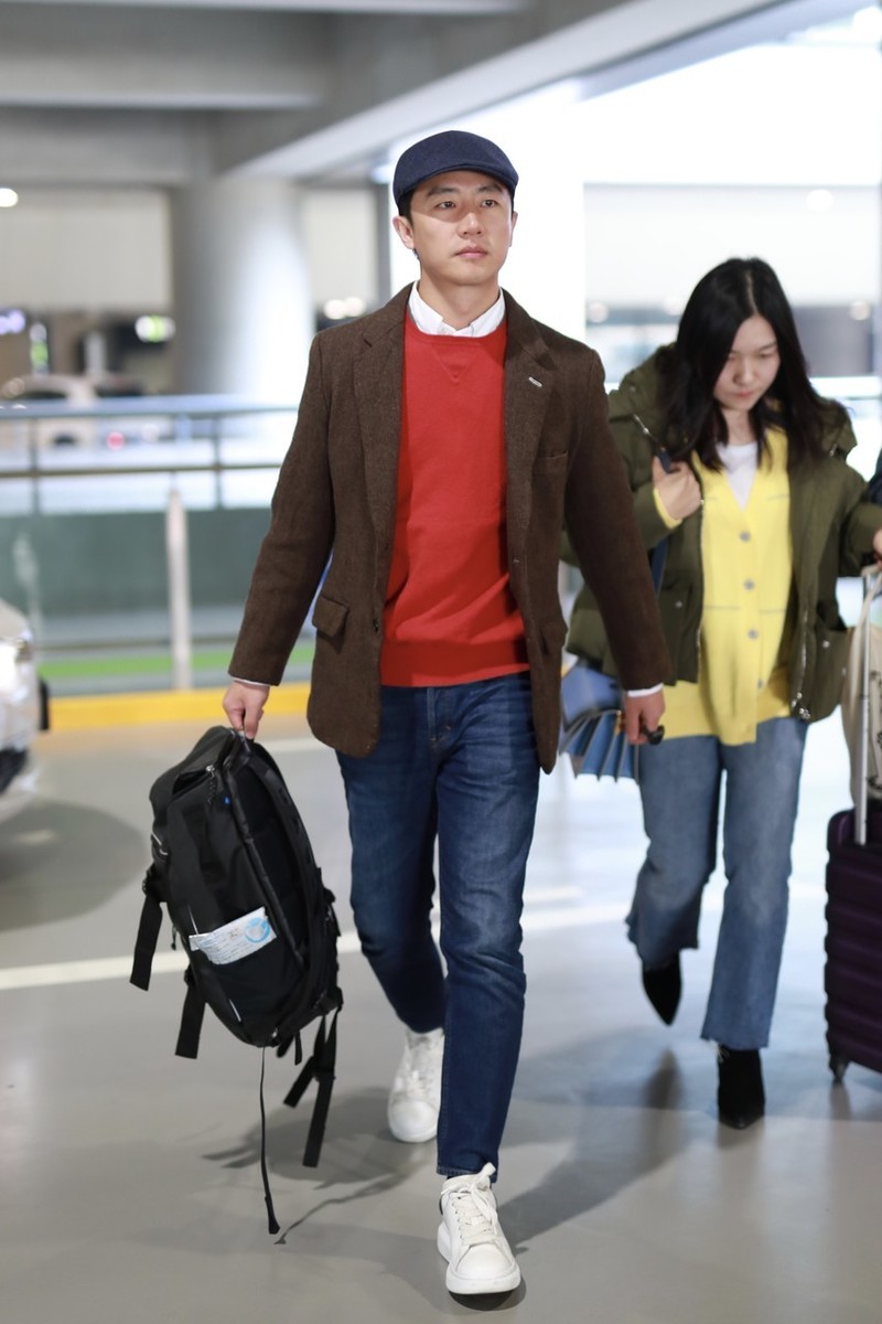 黄轩穿西装走机场棕色配黑色成熟低调好像农民企业家