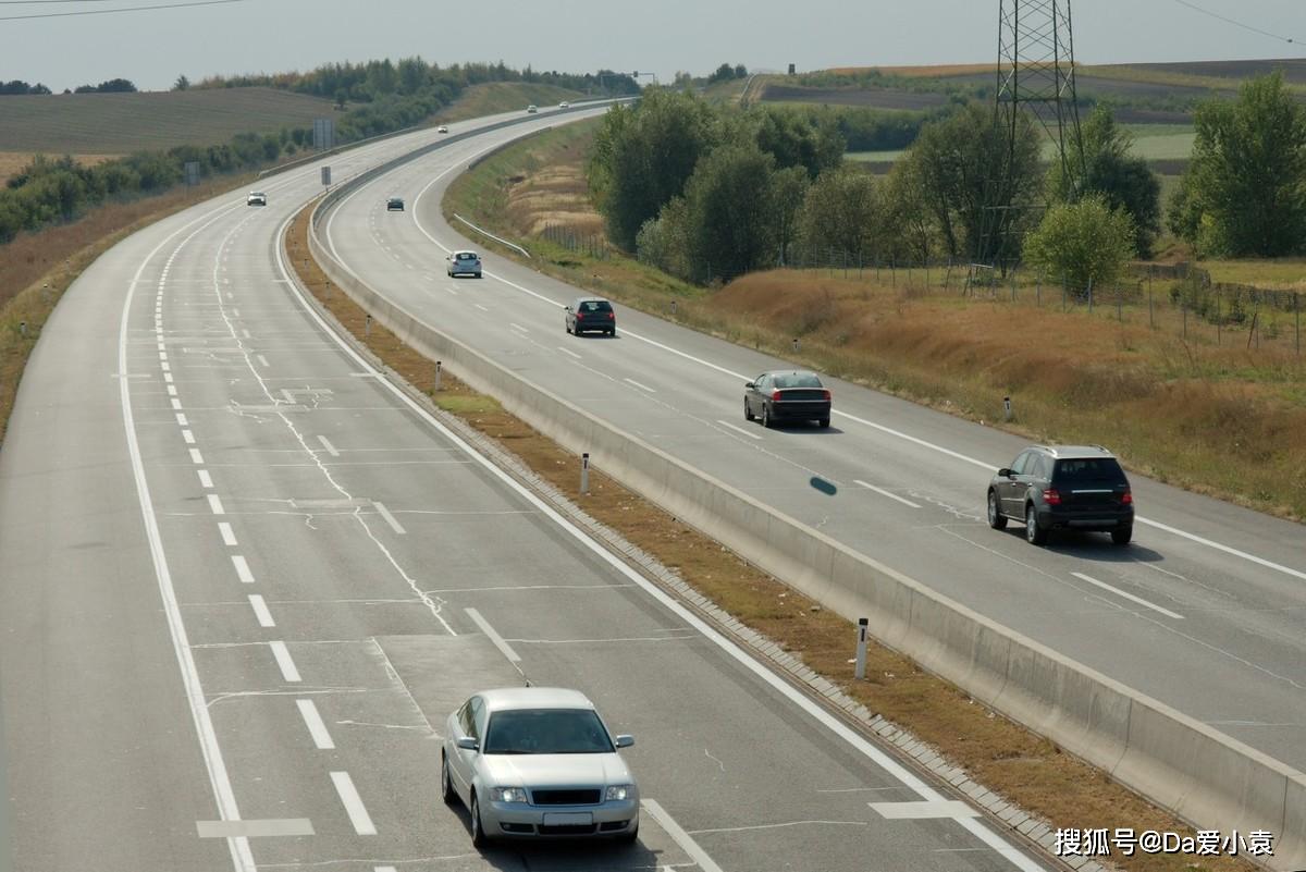 高速路上行驶时汽车爆胎后该如何处理