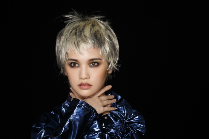 杨丞琳《炼爱》mv上线 乱短发烟熏妆化身提炼爱情的女巫