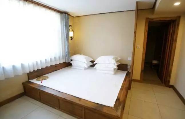 民宿关东客栈葫芦山庄田园风情酒店是以民国风情关东民俗为主题的住宿