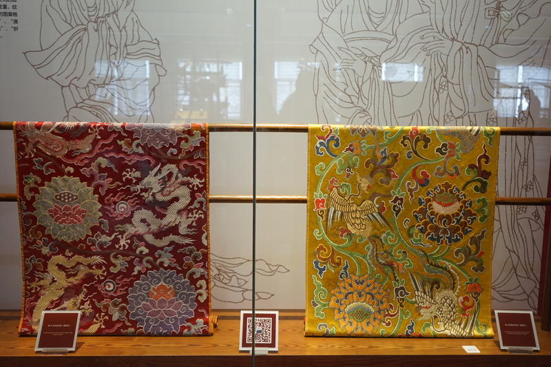 云锦馆展出了许多具有代表性的作品,并且放有云锦大花楼木织机现场