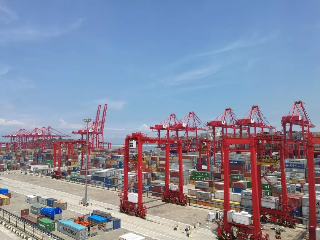 当时,科伦坡国际集装箱码头开港运营不久,十分繁忙.