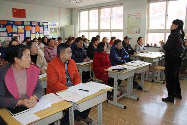 青岛包头路小学聚焦学科阅读 召开“好家长成就好孩子十堂课”家长培训会(图4)