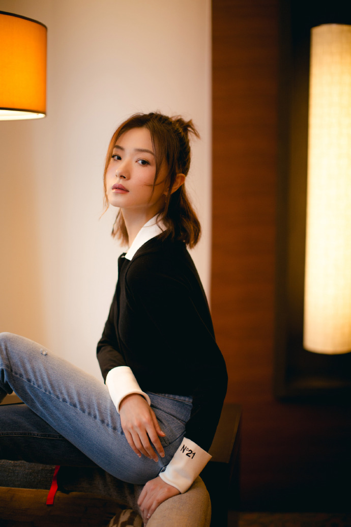 37岁万茜秀时尚针织衫配牛仔裤玩转拼接风半扎丸子头真显嫩