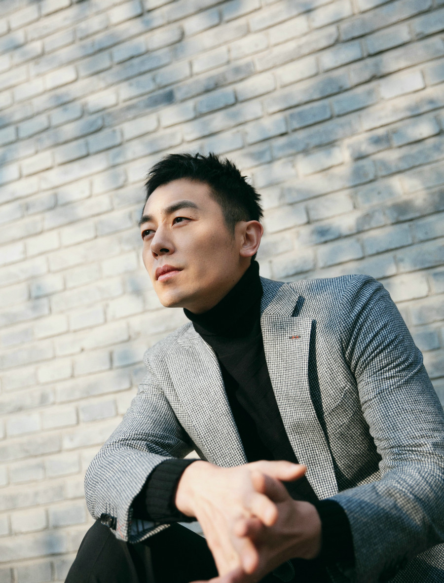 朱亚文冬日写真极简西装风演绎百变魅力