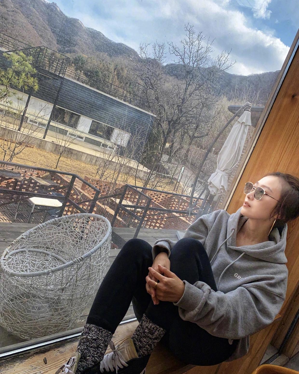 原创33岁肖涵火了摩卡波波头搭配红色上衣格子裙高级时髦