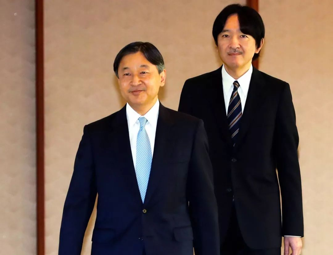 德仁天皇特意带上自己的弟弟文仁亲王,兄弟二人一前一后抵达宴会现场