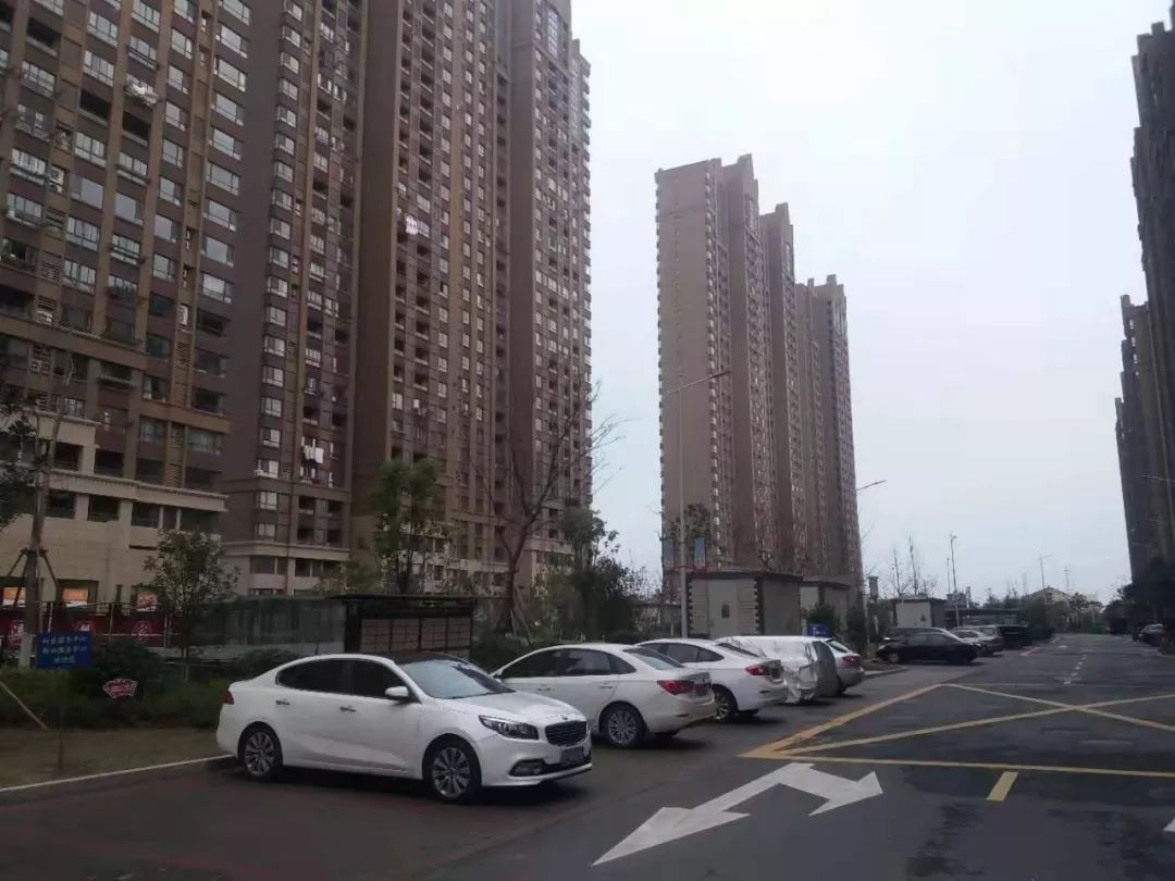 南通通皋物业服务有限公司于2018年6月开始服务东郡丽水b区,具体承担