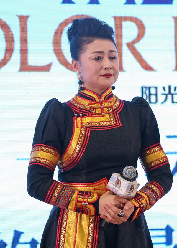 48岁于月仙真敢穿,穿束腰民族服膀大腰圆,气质和谢大脚差太多