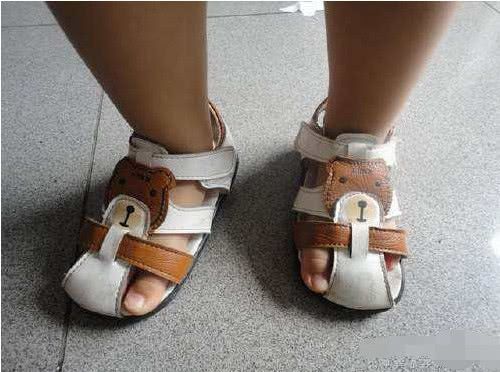 孩子总穿反鞋,家长需要纠正吗?你可别光觉得好玩_鞋子