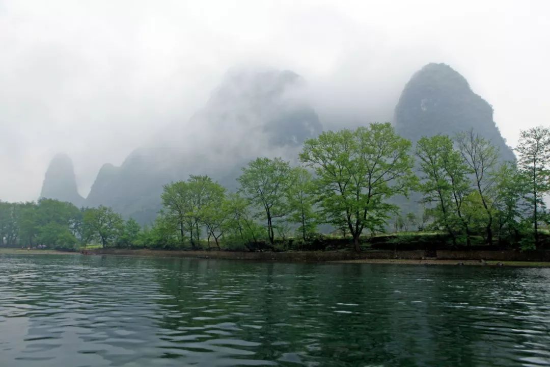 想起两句诗,一句"山色空蒙雨亦奇"一句"烟波浩渺信难求",恰好给这烟雨