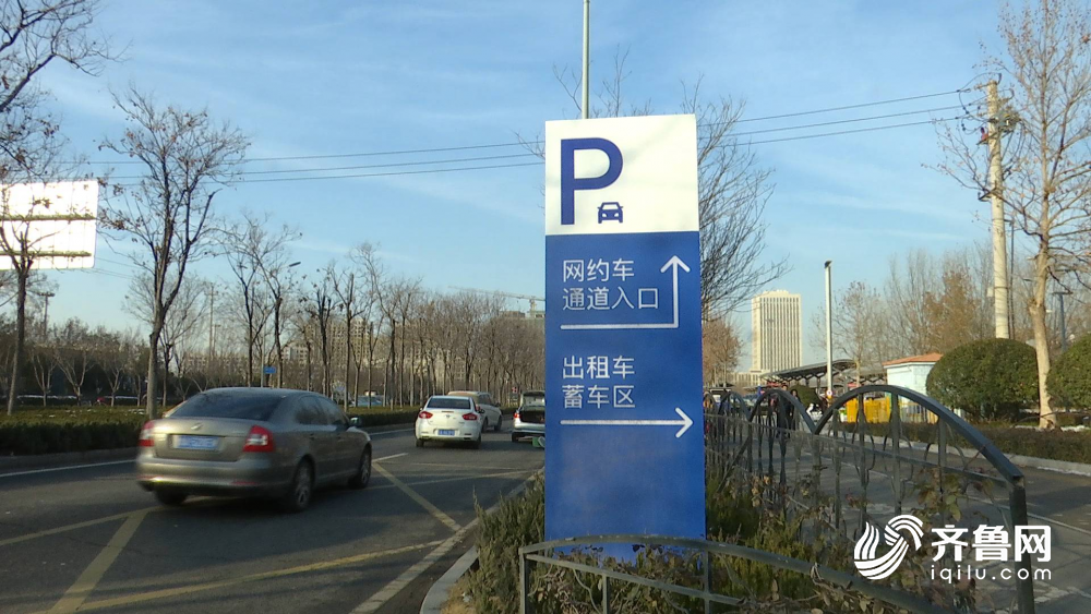 除了线上智能引导,济南西站还铺设了50余个线下地标和指示牌,清晰引导