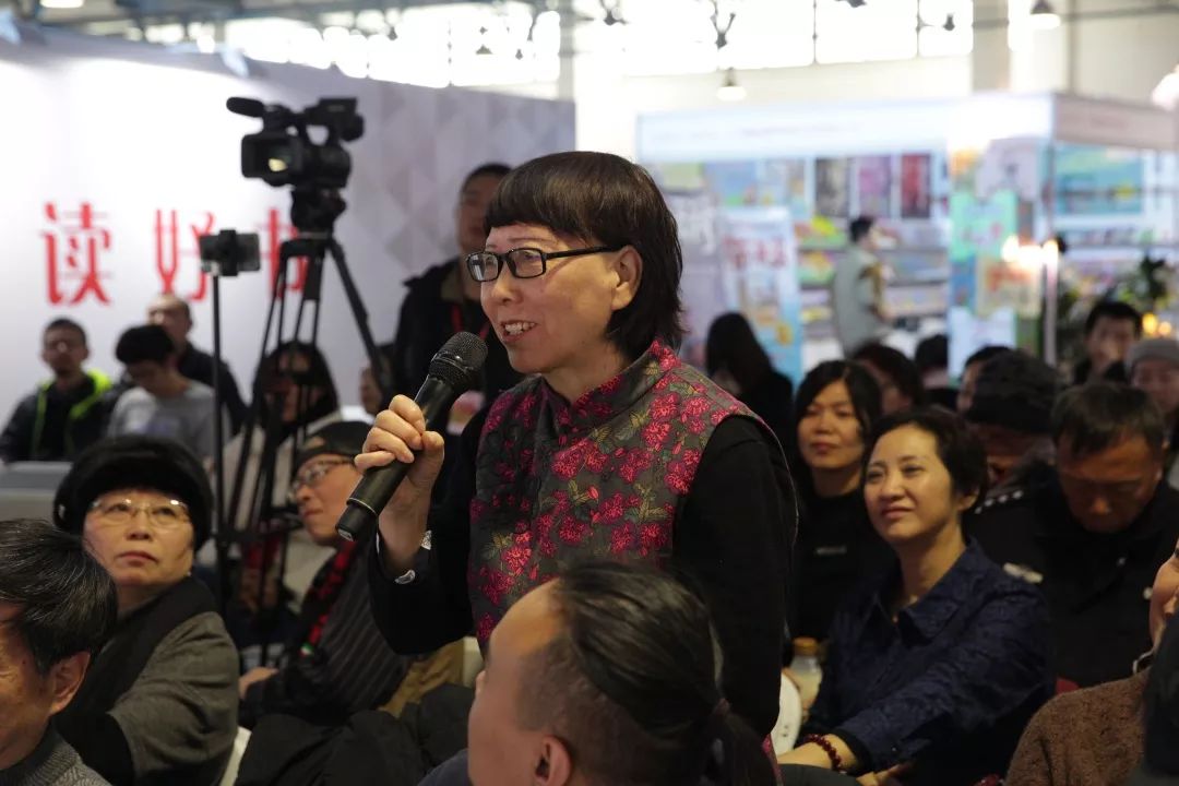 读者现场提问作家石钟山为读者签名作家和参会嘉宾们与读者合影石钟山