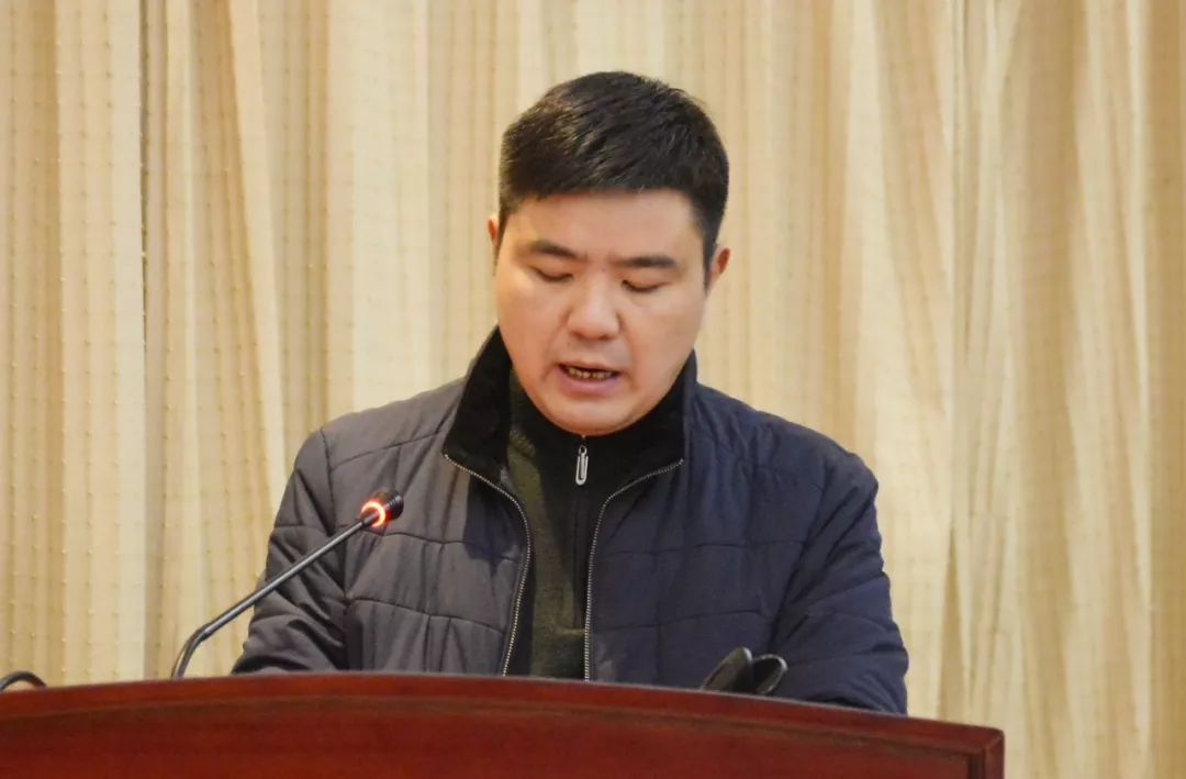 市人民政府副市长张金科宣读市人民政府关于提请审议使用灵宝市资源