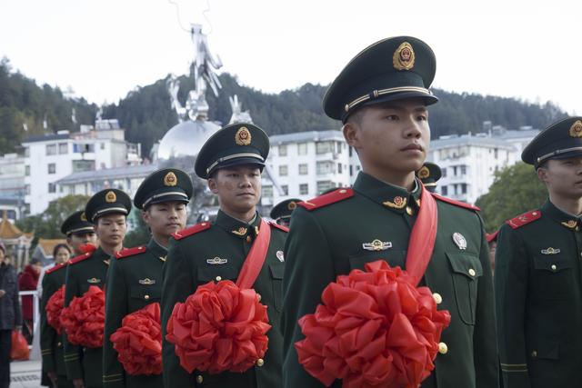 大红花挂起来,桂东县驻地群众为下队新兵举行入营仪式