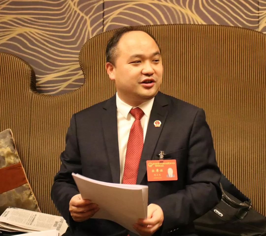 南安市人大常委会副主任陈文举到英都代表团,聆听了代表们讨论,审议