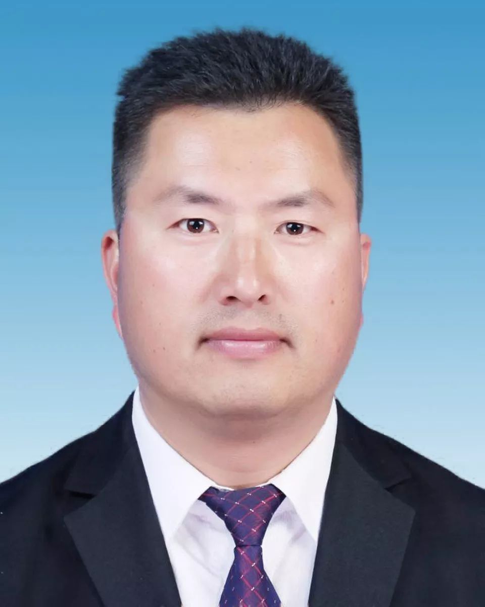 历任巍山县委督查室主任,县住房和城乡建设局副局长,县人民政府办公室