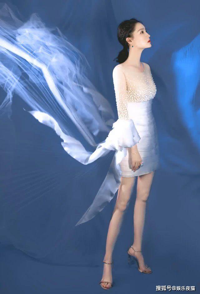 李沁的直线腿厉害穿上丝袜裙靠墙站还以为她腿消失了